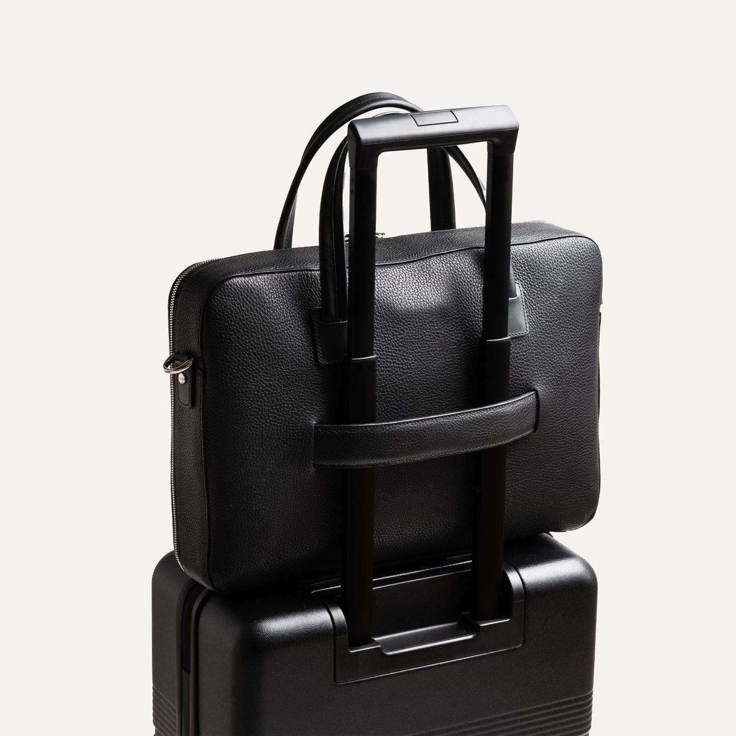 Cartable Pro / Ordinateur medium en cuir grainé - NOIR